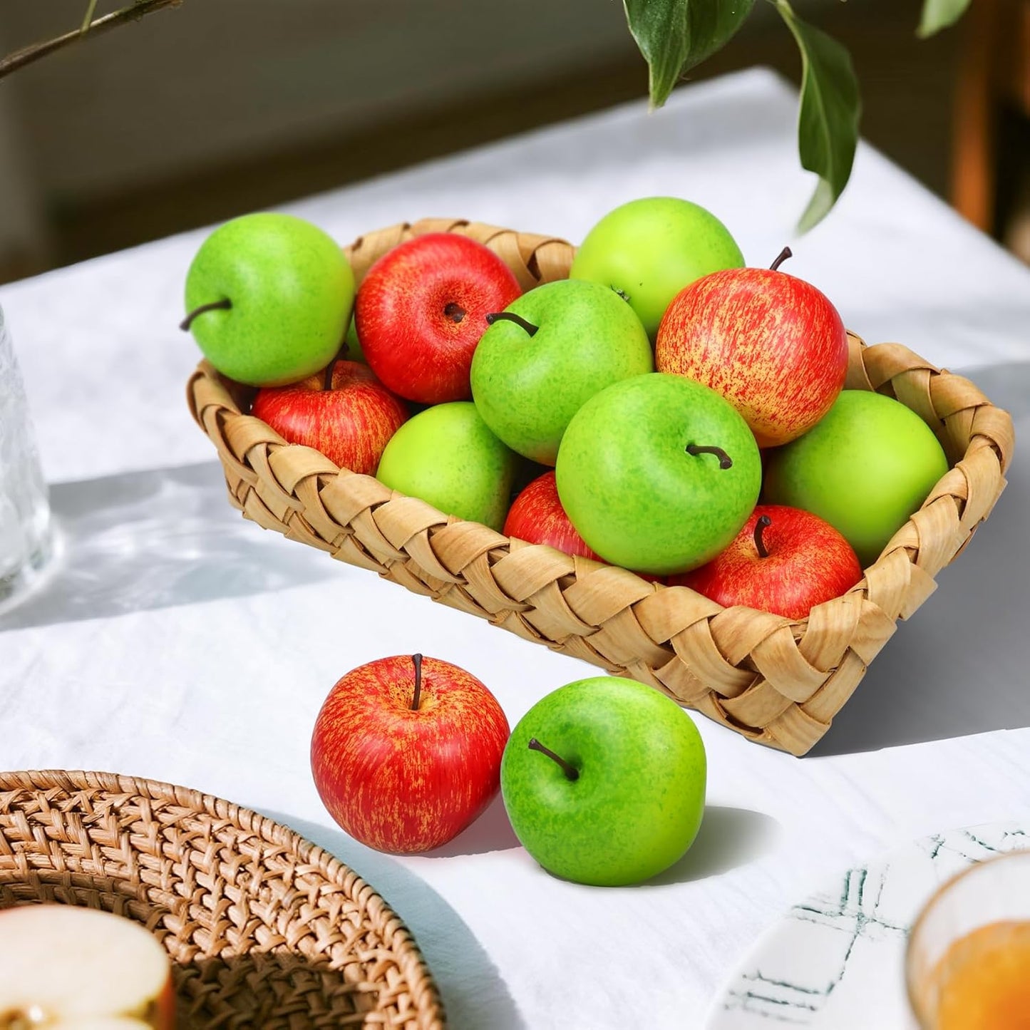 20 Pcs Fake Apples Decor, 2.1 Inch Artificial Fruits Mini Red Apples for Dining Table Centerpiece Decor, Faux Apple Fruits Decoration Home Kitchen Party Props (10 Pcs Red + 10 Pcs Green)