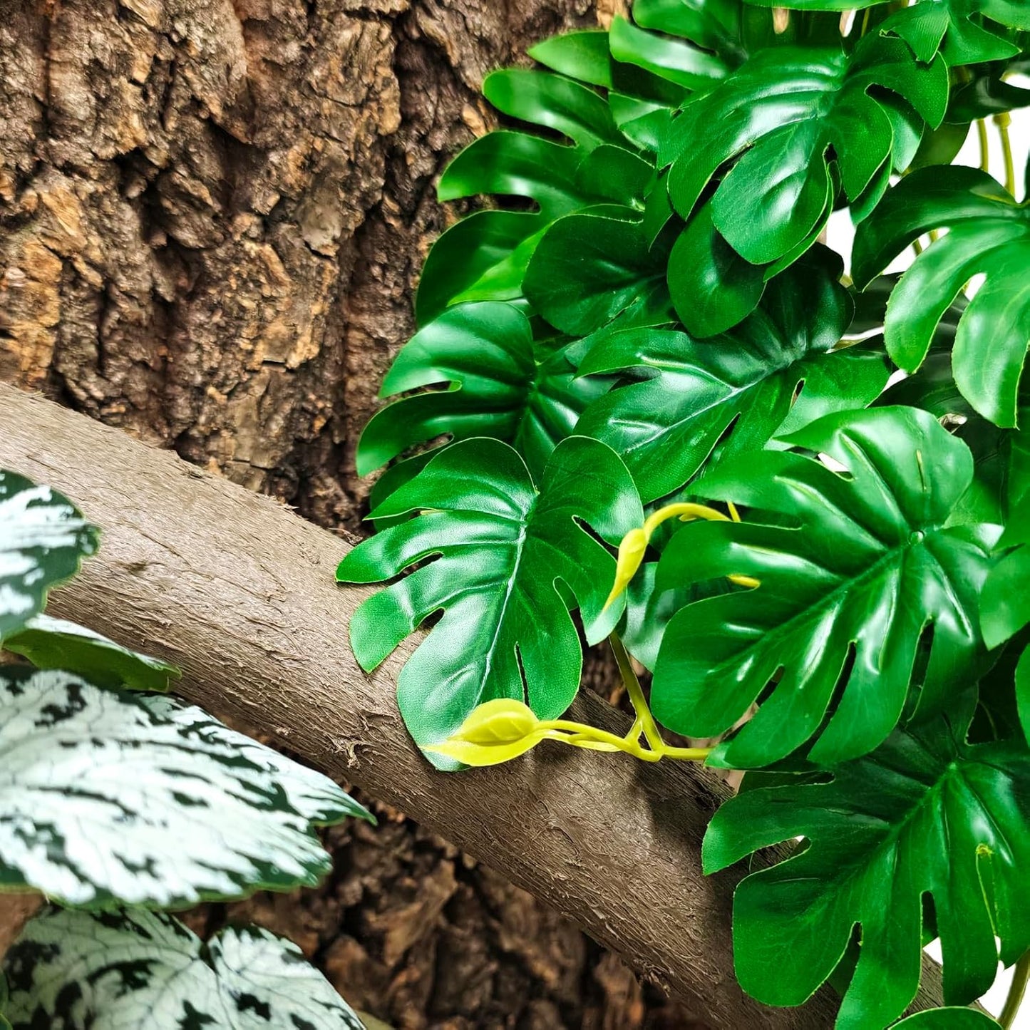 Reptile Plants for Terrarium, Artificial Hanging Plants with Suction Cups, Amphibian Tank Habitat Decor Plastic Plant for Bearded Dragons Lizards Snake Geckos Frogs - 2Pack Fake Monstera