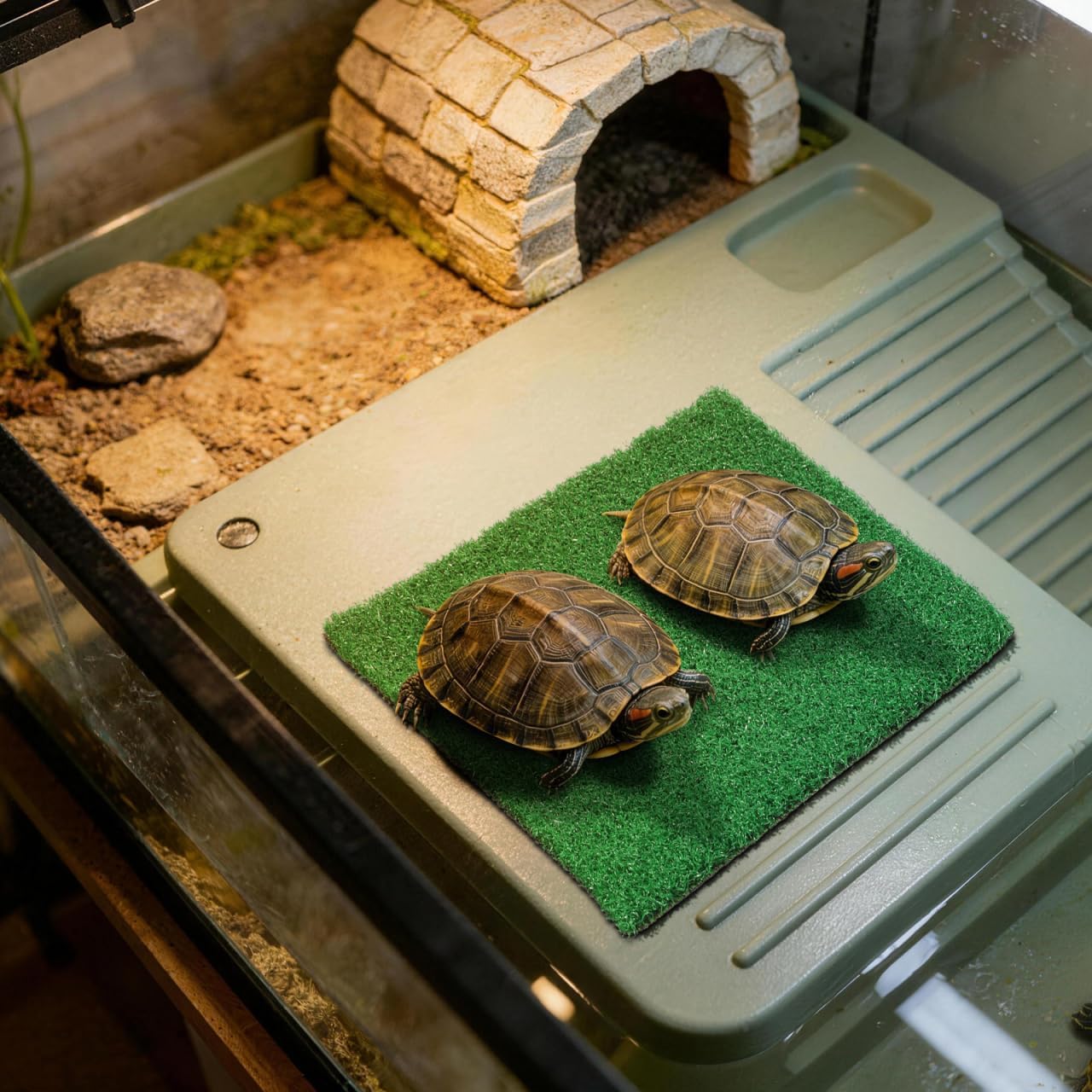 Artificial Grass Square Mat Fake Turf Patch Turtle Basking Platform with Ramp Outdoor Floating Synthetic Grass Tiles for Pet Reptile Habitat